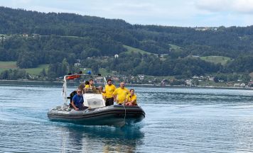 Flugzeugabsturz im Attersee: Bergung verzögert sich – neuer Versuch am Montag