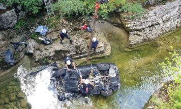 Sekundenschlaf: 76-Jähriger stürzt mit Auto in den Höllbach