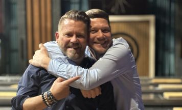 TV-Köche Mike Süsser und Robin Pietsch gemeinsam am Herd