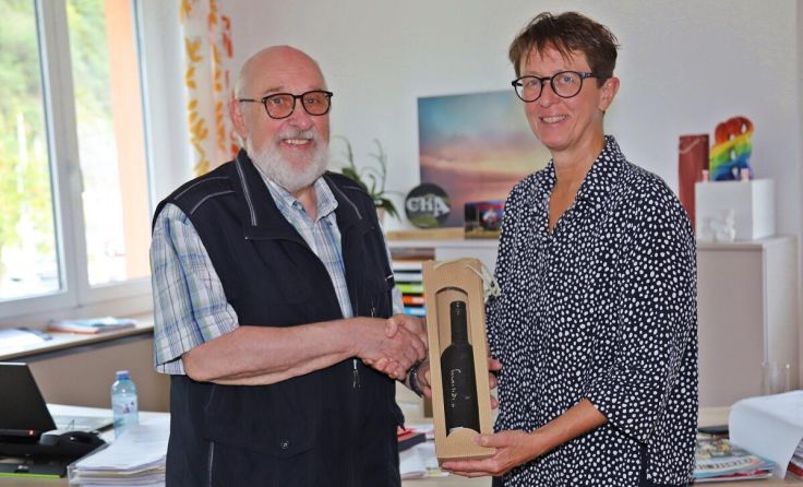 Ortschefin Sabine Promberger gratuliert Pfarrer Alois Rockenschaub (Foto: Hörmandinger)