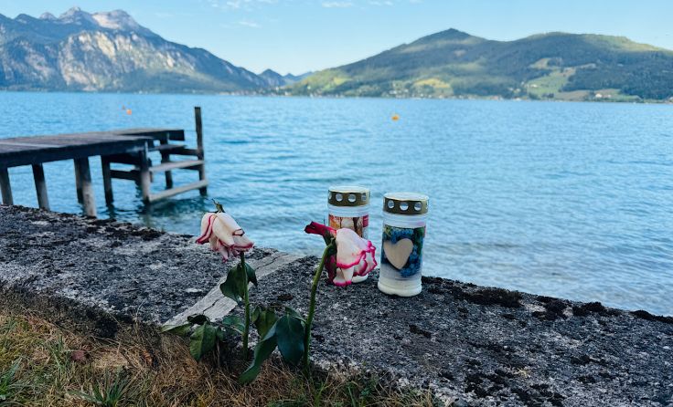 Zwei Kerzen und Rosen erinnern am Attersee an die beiden Todesopfer. (Foto: Tom Leitner)