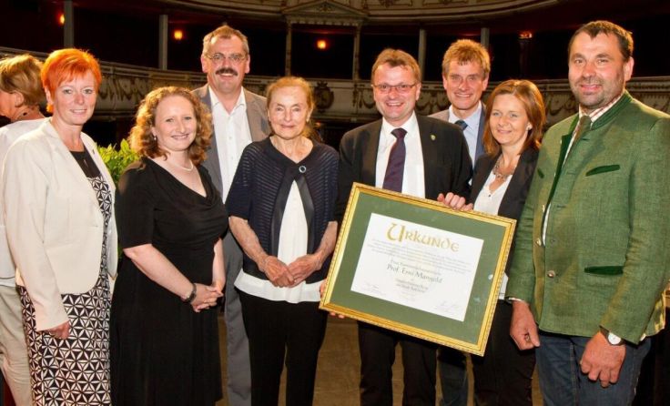 Stadtgemeinde Bad Ischl verlieht Erni Mangold Urkunde (Foto: Christoph Lenzenweger)