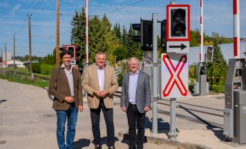 Nach drei Unfällen: Neue Vollschranken sichern Bahnkreuzung