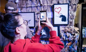 Banksy trifft Bergpanorama: Diese Gratis-Ausstellung kommt nach Bayern