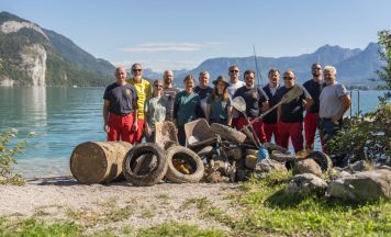 Taucher holen am Wolfgangsee einen ganzen Anhänger voll Müll aus dem Wasser