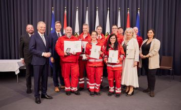 25 Jahre im Einsatz: Sieben Rotkreuz-Mitarbeiter aus Vöcklabruck geehrt