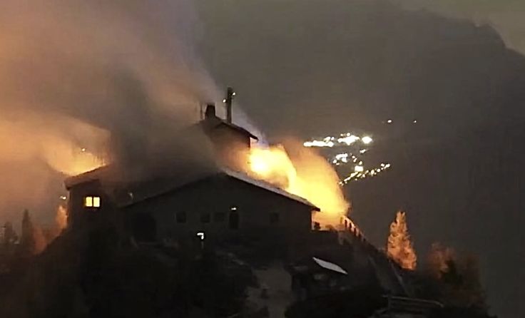 Das Kehlsteinhaus steht in Flammen (Foto: Webcam Kehlsteinhaus/Berchtesgaden.at)
