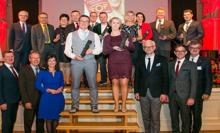 Alle Gewinner der Top-Handelstrophy 2018 samt den Laudatoren. Foto: Cityfoto