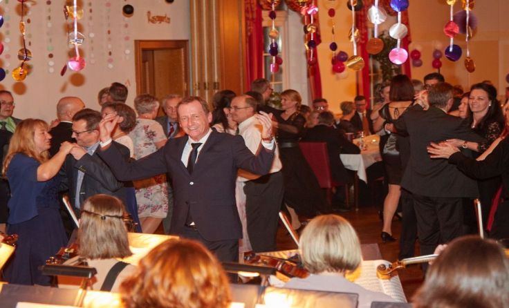 In Vorderweißenbach wird zum ABBA-Motto getanzt. Foto: Christoph Staudinger 