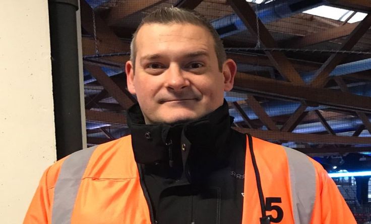 Herbert Höfler ist nicht nur Ordner, sondern auch Fan. Foto: Tips
