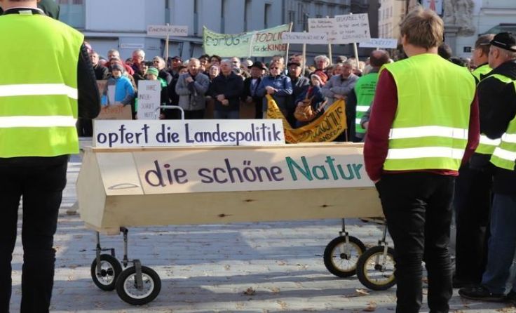 Mit Schildern, einem Sarg und mit einer Musikkapelle wurde lautstark demonstriert. 