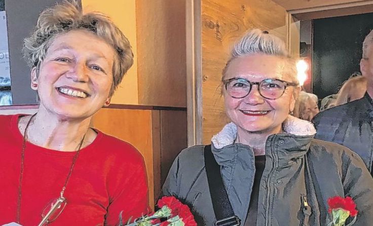 Rote Nelken wurden ausgeteilt. Foto: Inge Hinterhölzl