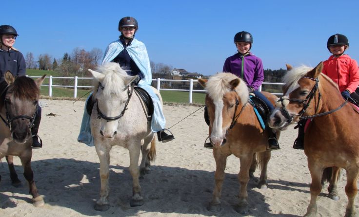 Lissy (3. v. l.) ist bis heute bei Groß und Klein ganz besonders beliebt. Foto: Martina Preining