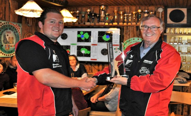 (V. l.) Georg Traxler mit Oberschützenmeister Gerhard Madlmayr Foto: Schützenverein