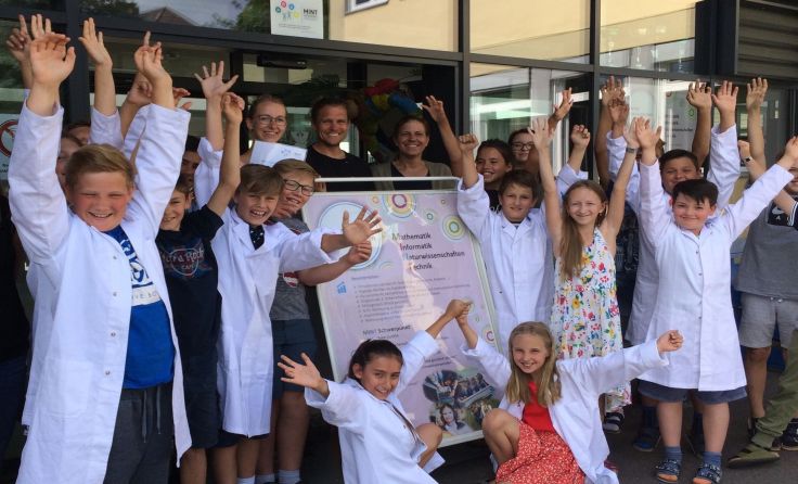 Große Freude herrscht bei Schülern und Lehrern über die Auszeichnung. Foto: TNMS Bad Leonfelden