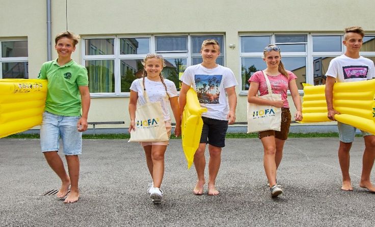 Zum Schulschluss gab es Geschenke für die Schüler. Foto: HOFA