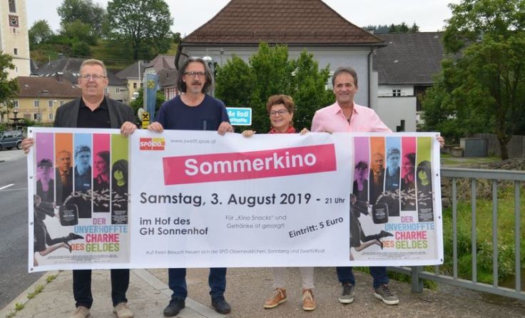 Gemeinsam wurde das Sommerkino-Transparent aufgehängt. Foto: Evelyn Enzenhofer