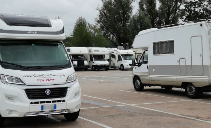 Immer mehr Wohnmobile parken unerlaubterweise am AEC-Parkplatz. Foto: FPÖ Linz
