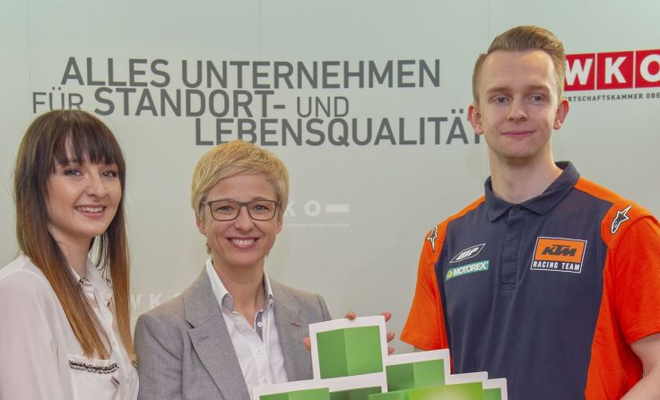 WKOÖ-Präsidentin Doris Hummer mit zwei Teilnehmern Foto: Friedrich
