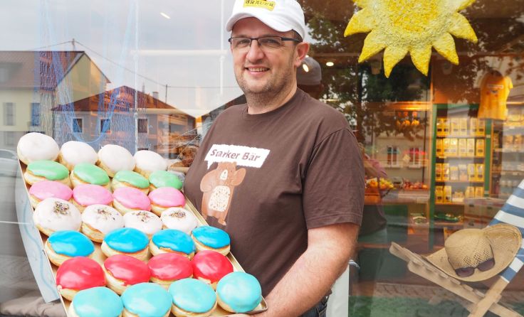 Martin Bräuer lässt die Kunden abstimmen, welcher Krapfen der Beste ist. Foto: Bräuer