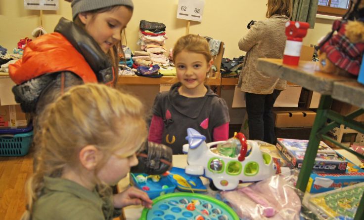Am Basar in Zwettl werden viele Kindersachen angeboten. Foto: Marion Priglinger