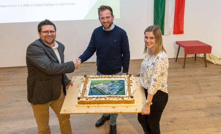 Zum Antritt gab es für Alexander Gruber (Mitte) eine ganz besondere Torte Foto: Kapl Bau/Enzenhofer