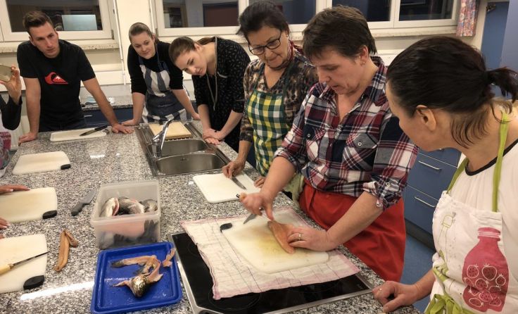 Die Teilnehmer beschäftigten sich intensiv mit Fischspeisen. Foto: Gesunde Gemeinde