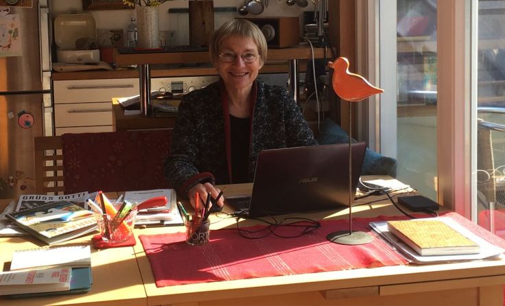 Uli Böker an ihrem derzeitigen Arbeitsplatz, dem Küchentisch. Foto: Privat