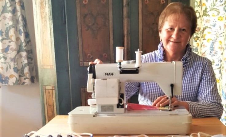 Elfriede Wiederstein beim Nähen. Foto: ÖVP Frauen Hellmonsödt