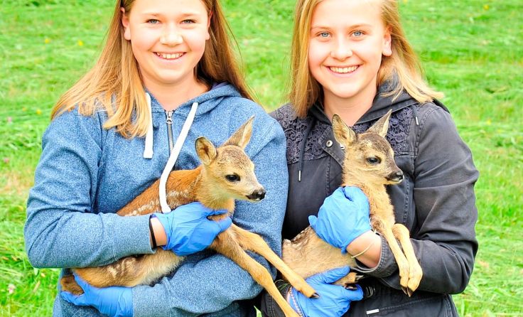 Juliane und Therese Leitner haben die Kitze besonders in ihr Herz geschlossen. Foto: J.Reingruber
