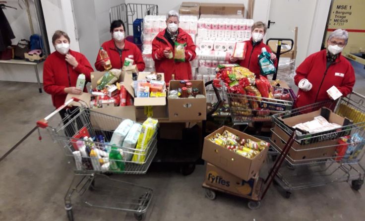 Die Mitarbeiter freuen sich über die zahlreichen Warenspenden. (Foto: Angela Mühlböck)