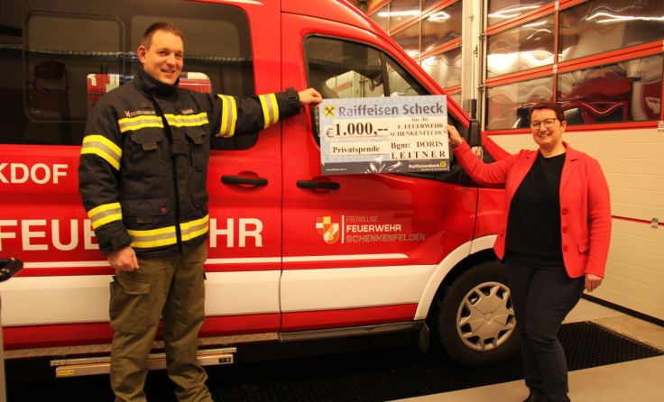 FF-Kommandant Josef Ganhör mit Bürgermeisterin Doris Leitner. (Foto: FF Schenkenfelden)