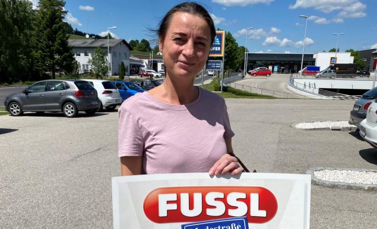 Anita Zottele ist die Gewinnerin der 300 Euro-Gutscheine von Fussl. (Foto: Tips/Preining)