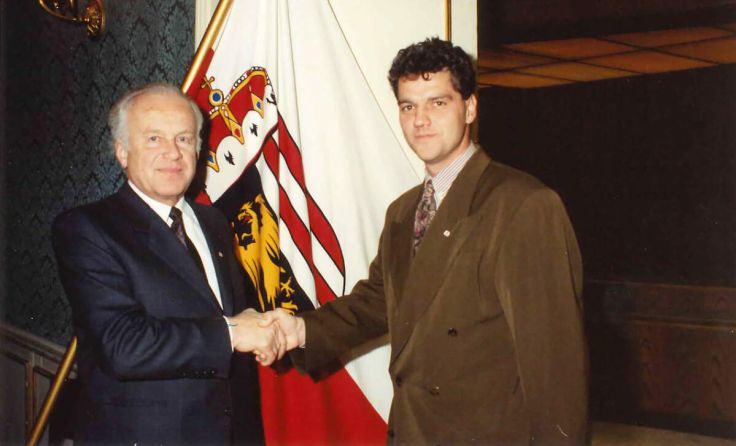 Erich Watzl (re.) mit Josef Ratzenböck am „Willkommensfoto“ von 1986. (Foto: Land OÖ)