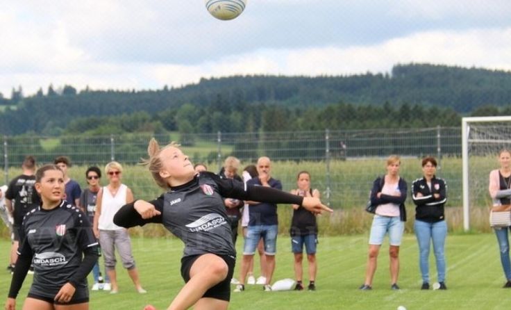 Die 14-jährige Ivy feierte am Samstag ihr Debüt. (Foto: Franz Kager)