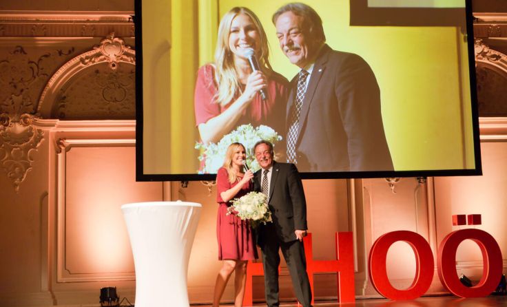 Gerald Reisinger mit Moderatorin Nina Kraft bei der 25-Jahr-Feier. (Foto: Bernhard Plank)