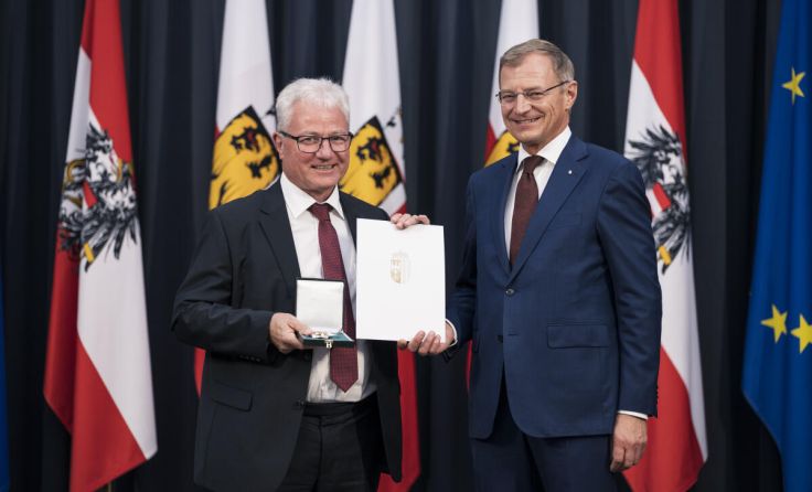 Heinz Thaler wurde von Landeshauptmann Thomas Stelzer geehrt. (Foto: Land OÖ/Max Mayrhofer)