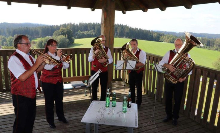 Auch auf der Aussichtswarte wird aufgespielt. (Foto: Wilbirg Radler)