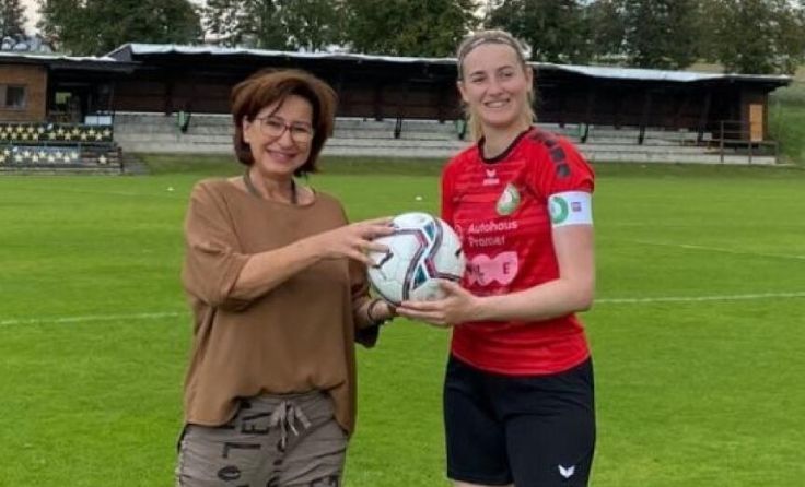 Sponsorin Andrea Cupak überreichte den Match-Ball persönlich. (Foto: Privat/Gahleitner)