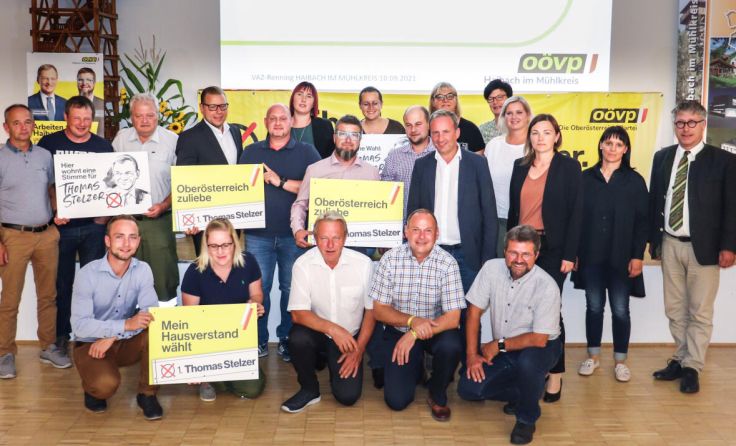 Ein Teil des neuen Teams gemeinsam mit den Ehrengästen. (Foto: Gottfried Prenninger)