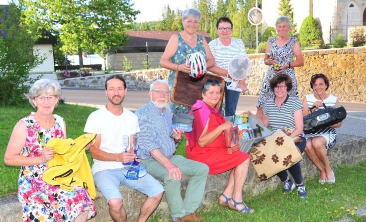 Das Vorbereitungsteam ist bereit für den Flohmarkt. (Foto: Josef Reingruber)