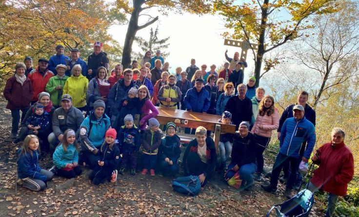 Zahrleiche Wanderer schlossen sich der Gruppe an. (Foto: Christian Wöss)