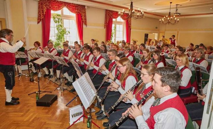 Die Musikkapelle Vorderweißenbach spielt auf. (Foto: Christoph Staudinger)