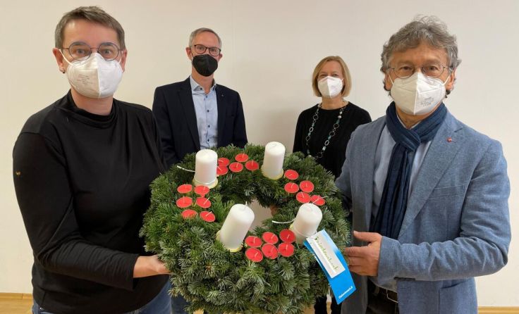 Der Adventkranz wurde auch heuer vom Diakoniewerk übergeben. (Foto: Wall-Strasser)
