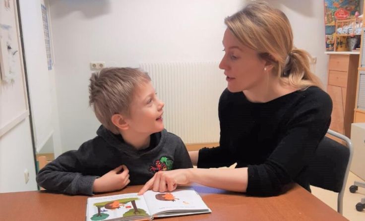 Daniela Dorfmayr vermittelt Tipps und Tricks beim Lesenlernen. (Foto: Diakoniewerk)
