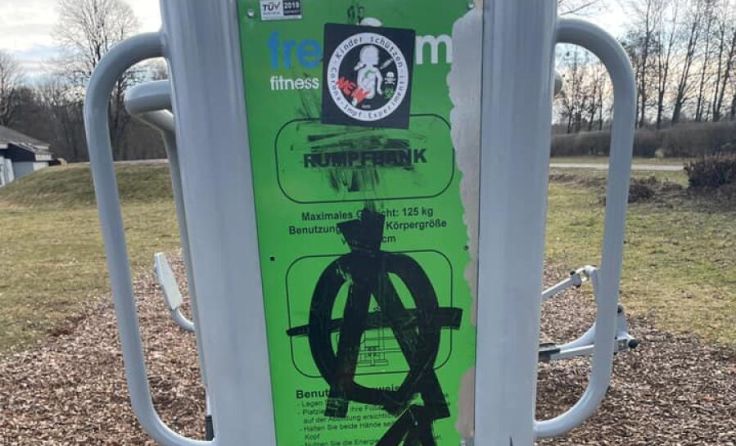 Geräte beim neuen Pumptrack wurden beschmiert und beklebt. (Foto: Allerstorfer/Seyr)