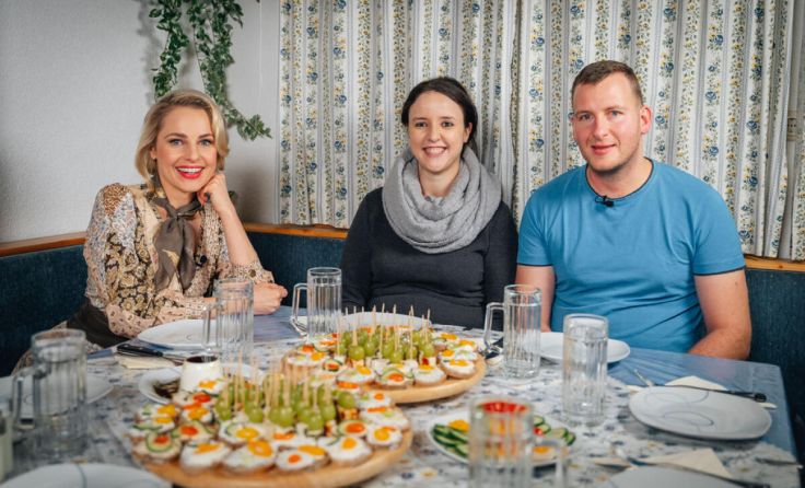 Moderatorin Silvia Schneider mit Markus Wimberger und Sarah Barnreiter. (Foto: Simeon Baker/ORF)