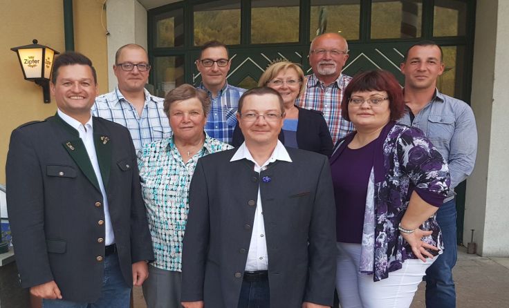 Michael Gruber (l.) und Martin Lindner (vorne) mit Funktionären der Ortsgruppe. Foto: FPÖ