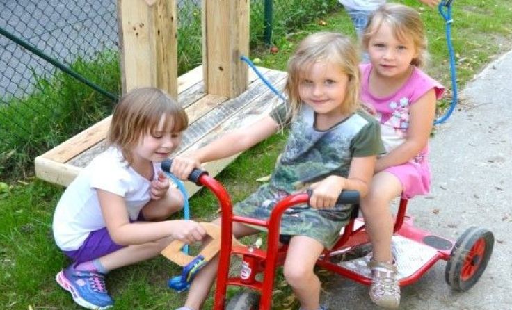 Die Mollner Kinder spielen auch im Sommer gerne im Kindergarten.