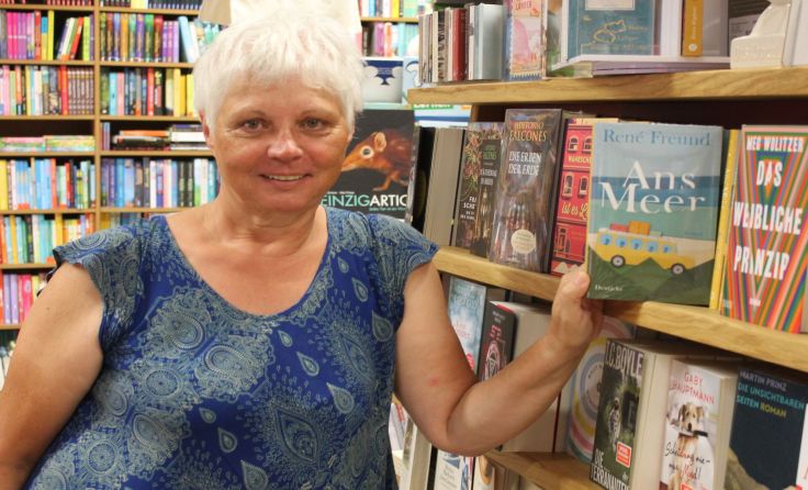 Helga Lang mit dem bisherigen Bestseller des Sommers „Ans Meer“ - Foto: Kohlrus